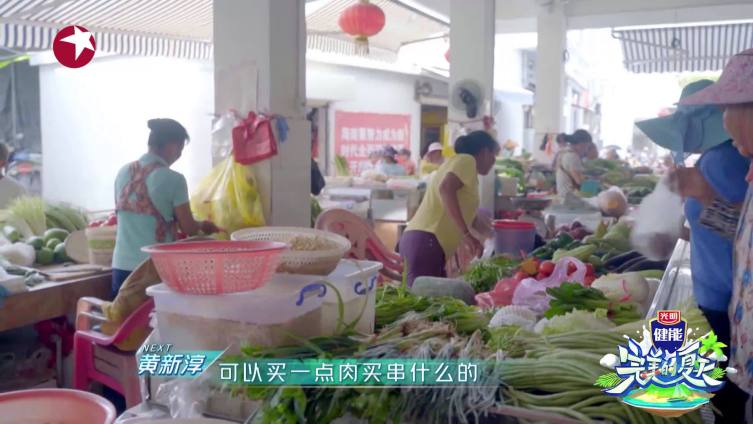 由于西岛太热,黄新淳先生 一直在狂冒汗,二哥UNINE_李汶翰 主动拿起纸帮弟弟擦起汗来。